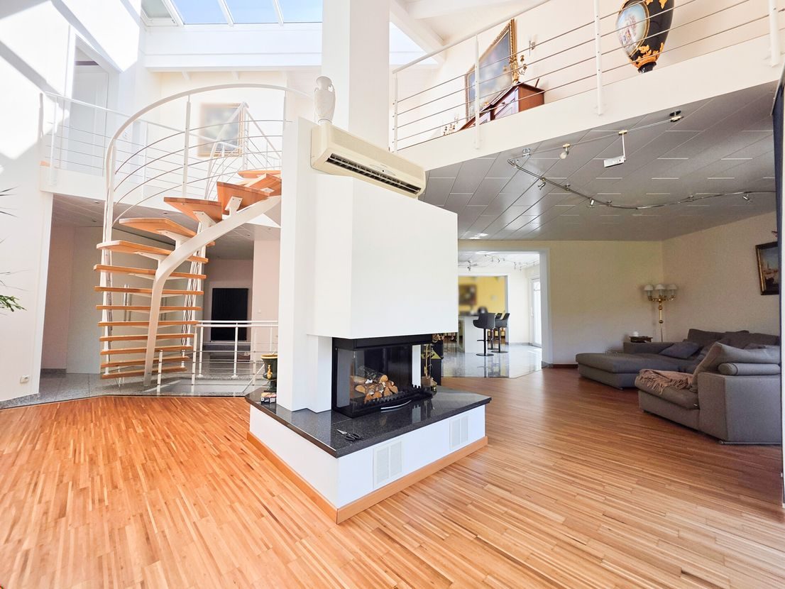 Loftartiger Wohnbereich mit Galerie und Design-Kamin