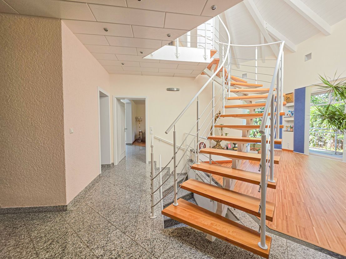 Loft-Wohnraum mit Wendeltreppe
